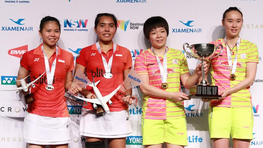 Greysia Polii/Nitya Krishinda Maheswari dan Bao Yixin/Chen Qingchen di podium Australian Open. - INDOSPORT